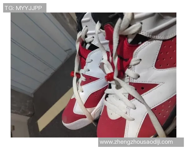 又换一双!库里今天上脚 AJ6“胭脂红”配色球鞋 又换一双!库里今天上脚 AJ6“胭脂红”配色球鞋